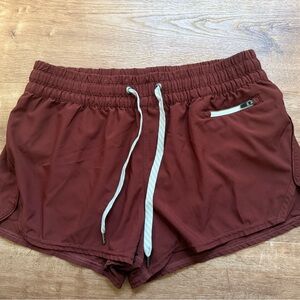 Vuori Clementine Short in Pinot/ Burgundy Size S Athletic Running Short